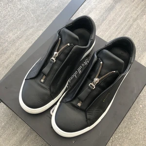 AXEL ARIGATO sneakers 39 - Endast använda fåtal gånger, väldigt bra skick! Säljer då de är små för mig. Nypris ligger på cirka 2000kr. Pris kan diskuteras vid snabb affär. Kan hämtas upp i Malmö eller Ljungbyhed!😃