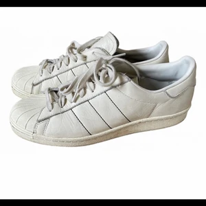Vita Adidas Superstars - lite smutsiga men kan rengöras, bara använt dem ett par gånger