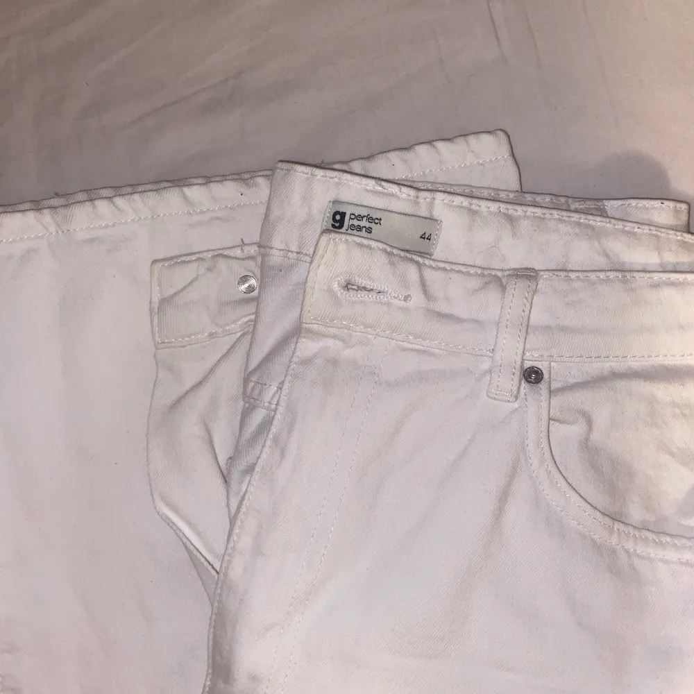 Ett par vita jeans från gina tricot endast använda en gång. Säljes pga för stora. Fortfarande vita, inga synliga fläckar, vida långa jeans. Ordinarie pris 499kr. Tillräckligt långa för mig som är drygt 175 cm.😊 Högst budande! Frakt tillkommer. Jeans & Byxor.