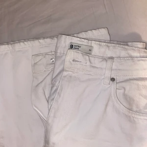 Vita Jeans från Gina Tricot, IDUN - Ett par vita jeans från gina tricot endast använda en gång. Säljes pga för stora. Fortfarande vita, inga synliga fläckar, vida långa jeans. Ordinarie pris 499kr. Tillräckligt långa för mig som är drygt 175 cm.😊 Högst budande! Frakt tillkommer