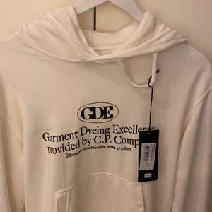 Säljer min C.P Company hoodie. Aldrig använd och inga defekter!! Nypris 2195kr