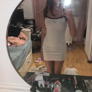 Vit Kläddning med hjärta på - Tyvärr måste jag sälja denna nu😭Köpte denna länge sen men hat aldrig använt den💓 vet itn org pris:( super bra kvalitet super strechig och den e väldig söt💓💋 storlek XS! 