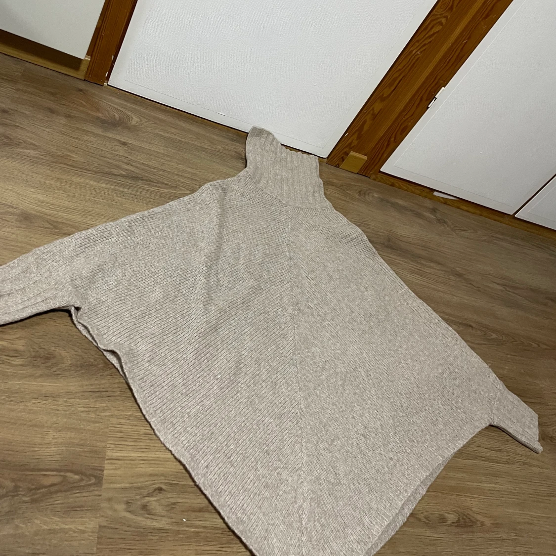 Asymmetrisk elegant tröja. Storlek M - 90