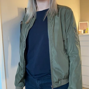 Grön bomberjacka - Grön tunn bomberjacka från only i storlek S, säljes pga för liten. 250kr inkl frakt 🤩 dragkedja på sidan. 