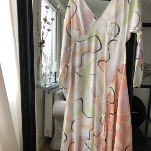 Sommarklänning från ASOS - Supersöt långklänning ifrån ASOS i stl 36, aldrig använd. Nypris: 519kr