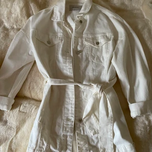 Jeansjacka/klänning - En oversize jeansjacka som är en klänning. Väldigt snygg