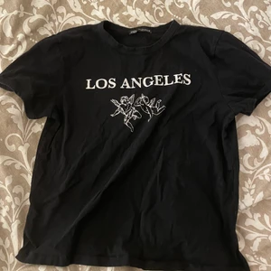 T-shirt  - Storlek L men skulle säga att den är storlek S/M💓 Frakten är inkluderad i priset 💓