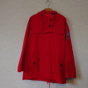 Anorak fjellanorakk - Röd anorak märket fjellanorakk! Står ingen storlek i jackan men skulle uppskatta den till M. Fint skick! 