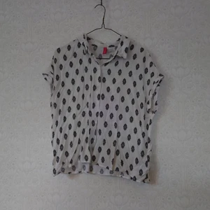 Short t-shirt HM  - Short t-shirt från HM i strl 38! Fint skick.