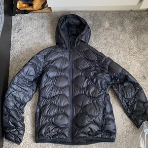 Peak performance jacka - Hej säljer min peak performance jacka då jag aldrig använder den:) Den är i mycket fint skick och är mysig och varm men inte så jättetjock så ganska perfekt nu för hösten