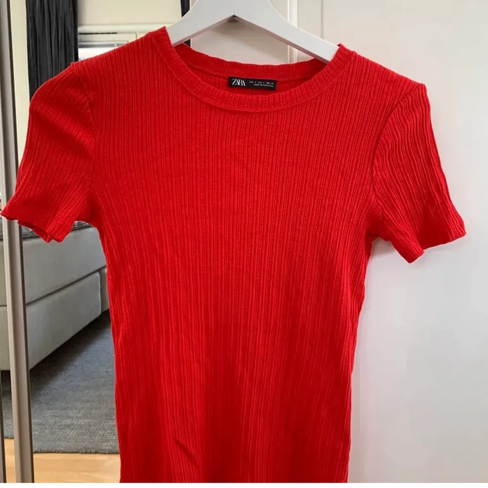 Snygg röd t shirt ifrån zara. Aldrig använd. Säls inte längre. Storlek S ❤️. Toppar.