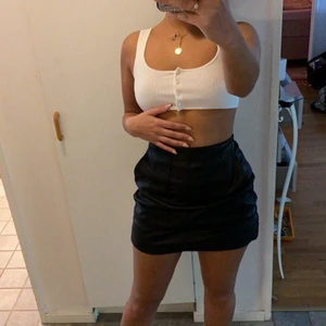 Skinnkjol - Jätte snygg skinn kjol med två fickor på sidorna. Mycket bra skick kan fraktas och mötas