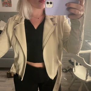 Bikerjacka i mocka från nelly - Köpt på nelly för 599! Skriv om ni har frågor eller vill ha fler bilder 🥰