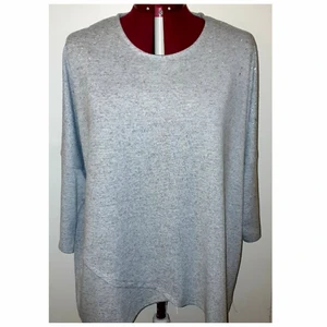 Grå tunika/tröja med strass detaljer(NY) - Säljer en oanvänd tröja med strass detaljer