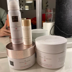 Rituals kit - Ett litet rituals kit med en body skrub, body lotion, eye makeup remover och shower foam☺️. Allting är oöppnat! 
