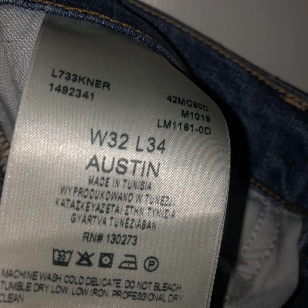 Snygga blåa jeans från Lee som varken är för ”baggy” eller ”skinny” utan en straight fit. Köpta för 1200kr men säljs för ändats 150! Storleken är W32 L34. . Jeans & Byxor.