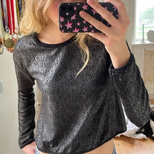 Cool tröja  - Supercool tröja köpt för länge sen som säljes då jag rensar ut min garderob⚡️🖤 Asball o fin till fest exc… passar bra till sthlmstilen eller annat man vill ha den till!🙌🏽 