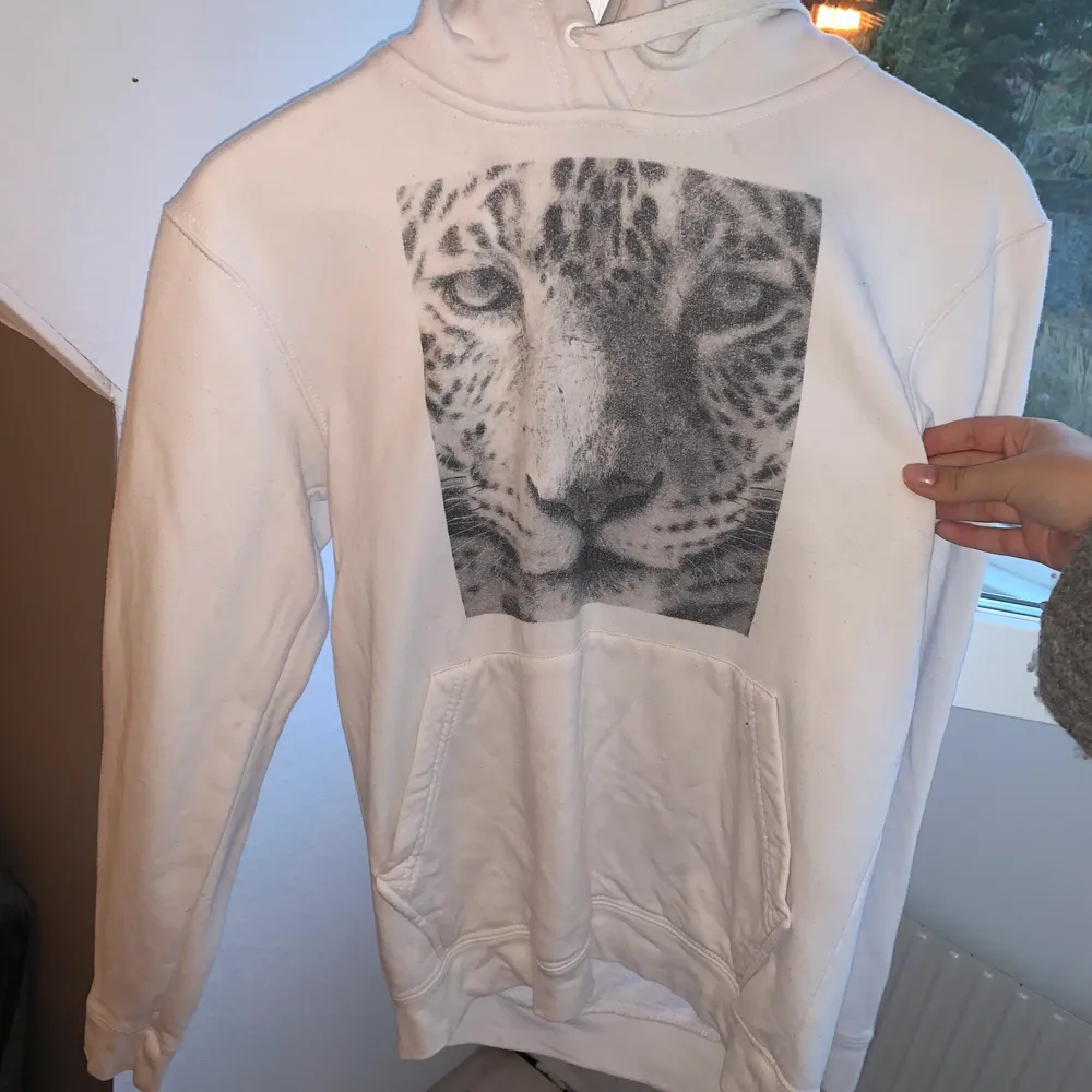 En vit hoodie från Thecoolelephant men leoparttryck. Jag säljer den för att den inte längre kommer till användning men tröjan är fin och jag har använt den några få gånger🤍 (köparen står för frakten). Hoodies.