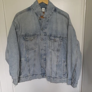 Jeansjacka från H&M oversize S - Jättefin jeansjacka i lite oversize modell från H&M. I storlek S. 