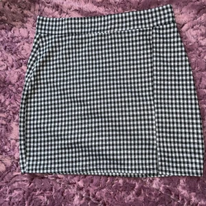 Rutig kjol med slits - Typ pennkjol. Har stretch i midjan. Köpt på New Yorker, strl XL men uppskattas till L eller stor M. Använd 2-3 gånger. 💌Frakten är baserad på frimärken. Önskas postnords egna paket löser vi det💌