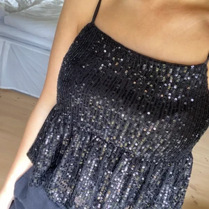 Glittrigt linne  - Säljer detta glittriga linne, aldrig använt 