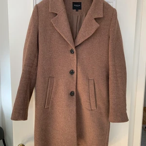 Ljusbrun höstkappa dam - Säljer en fin höstkappa i storlek 36 då den tyvärr är lite liten. Fint skick, användes under två höstar. 50% ull.