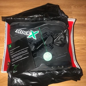 Air Jordan 4 Black Cat - Skorna är i storlek 42 och är i nytt skick förutom lite smuts men det går att att torka bort. Säljer skorna pga av att jag behöver pengar. Vid fler bilder är det bara att skriva. Kan gå ner vid snabb affär!