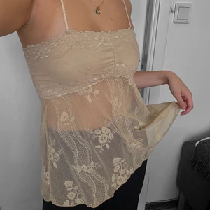 Linne - Jättegulligt beiget linne med spets! Inga synliga defekter. Kan skicka fler bilder 🥰 stretchiga i ”bandeaun” men varken för tight eller lös. Kan gå ner i pris vid snabbköp