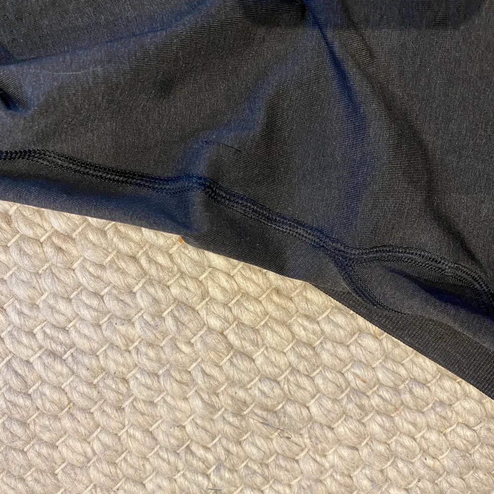 Tights från Gymshark i serien vital seamless! Bästa tightsen! De är i fint skick men har en liten reva på ca. 1 cm på innersidan av låret, därav det låga priset! 🖤 250 kr + frakt. Jeans & Byxor.