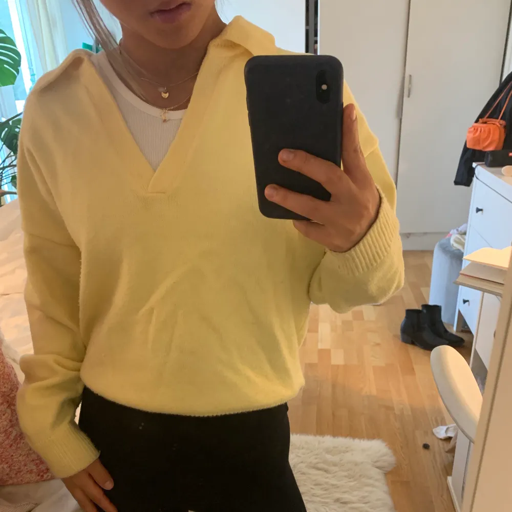 Säljer denna jättepopulära tröja från zara i en jättefin ljusgul färg. Använd men fint skick, lite nopprig men inget som stör eller syns mycket. 🥰🥰😁😁 bud från 150 🥰. Neuletakit & Villapaidat.