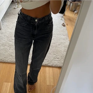 Jeans Zara - Supersnygga gråa högmidjade straight jeans från zara.