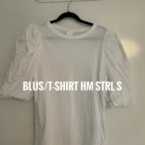 BLUS/T-SHIRT FRÅN HM - Vit Blus/t-shirt från hm med puffärmar. Är rak i midjan och hög i halsringningen, med stora puffärmar. Ärmarna är i prassligt tyg och ”kroppen” i t-shirt tyg. Är i storlek S men passar större storlekar. Kan skickas (frakt tillkommer) eller mötas upp i centrala Uppsala.