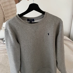 Ralph Lauren suter - Säljer en grå tjocktröja från ralph lauren. passar en S 