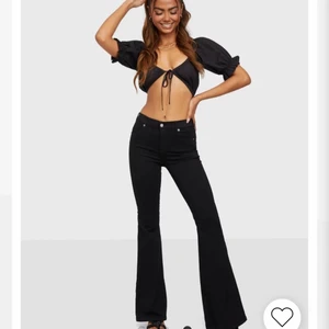 Svarta jeans  - Otroligt sköna och stretchiga jeans som formar sig jättefint efter kroppen. Nyskick och knappt aldrig använda! Köpta för 500kr, säljer för 200kr. 
