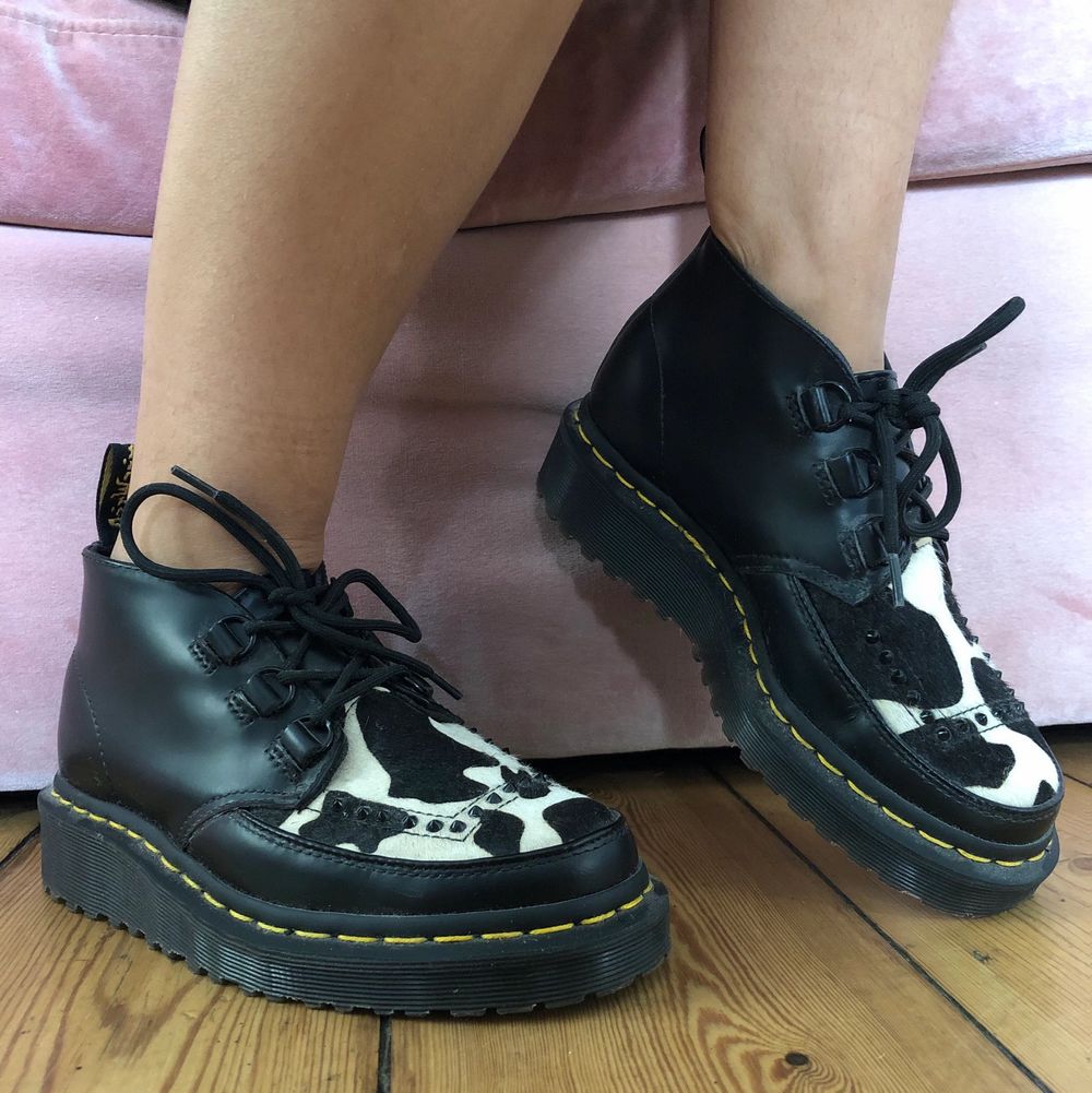REAL LEATHER // Awesome Dr. Martens shoes // Used max 5 times // Fun cow pattern with studs // Completes every outfit . Skor.