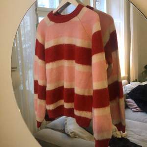 Säljer min mysiga rosa och röda stickade tröja från Pieces då den inte kommer till användning💘💘 Storlek L. Sitter fint oversize på mig som är en S!