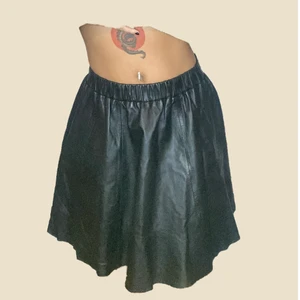 Black leather skirt - Selling this black leather skirt, with stretchy belt and cond. 9/10 