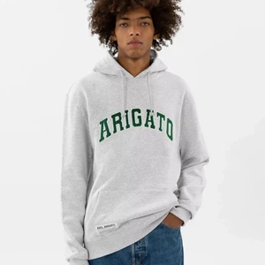 Axel arigato hoodie - Säljer denna as snygga Axel Arigato hoodie. Köpt för 1600kr och endast använd en gång så i nyskick🤩 Priset kan diskuteras!