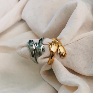 Finger hug 🫂  - Kommer i både silver& guld🧡                                              Storlek: justerbar                                                                       Pris: 49kr för 1, 69kr per par (1 av varje färg)