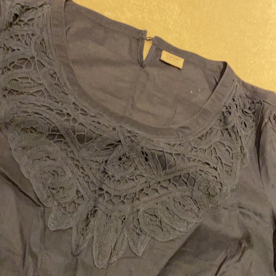 Blå blus/tröja med fina detaljer. - 90