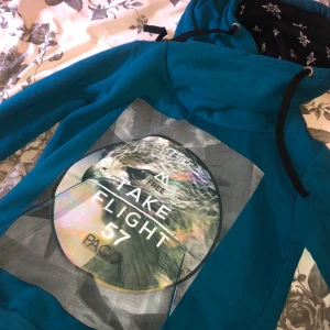 Hoodie - Helt oanvänd, väldigt mjuk inuti 😍 Den har en speciell luva som är väldigt stor, man kan dra den ner för hela ansiktet om man känner för det 😂 Storlek S. 