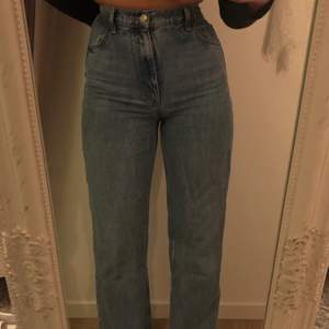 Zara jeans i storlek 40 men sitter som en 38/ lite större 36. Det är en triangel brevid storleken(3:e bilden) viket betyder att de är små i storken. Jag är 176 och jeansen är fullånga på mig, går att klippa kortare då kanten på jensen redan är sliten/avklippt. 🌸🌸