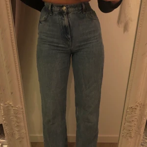 Zara jeans i storlek 38 - Zara jeans i storlek 40 men sitter som en 38/ lite större 36. Det är en triangel brevid storleken(3:e bilden) viket betyder att de är små i storken. Jag är 176 och jeansen är fullånga på mig, går att klippa kortare då kanten på jensen redan är sliten/avklippt. 🌸🌸