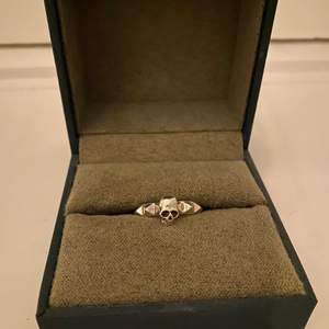 Säljer denna sjukt vackra silver ringer, som liknar en döskalle med nitar runt ringen. Ringen är i ett perfekt skick och har inga skador etc.. Startbud är 250 då den igentligen kostar 1600kr!