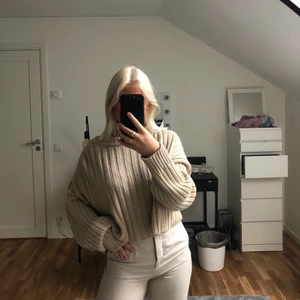 Stickad beige tröja  - Mysig Stickad beige tröja från madlady , bra skick användt Max 5 gånger , Strorlek xs, men passar även s och m eftersom den är väldigt oversize 