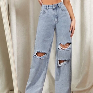 Wide leg jeans - Jag säljer dessa jättefina wide jeans med hål från shein på grund av att jag inte använder de🥰 De är i bra kvalitet och har en jättefin blå färg. De är även endast använda ett fåtal gånger. Bilderna är lånade så kom privat om du vill ha egna bilder🤍 139 + frakt