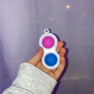 Simple dimple  - Den är rosa och blå du kan välja om du vill ha klämman eller inte