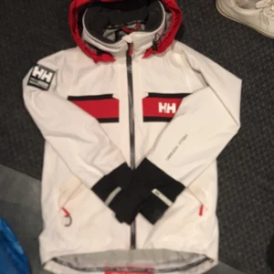 HH Helly Hansen jacka - Fin jacka lite slitet på märket osv där av priset😃