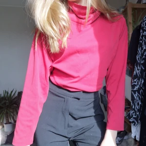 Rös turtleneck i S❤️ - Röd turtleneck i storlek S❤️