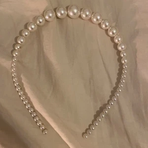 Diadem💕 - Säljer detta jättesöta diademet med olika pärlor på💕 Det sitter fint men glider lite på huvudet 💕 Säljer då det inte kommer så mycket till användning längre tyvärr, för fler bilder eller frågor kontakta privat! (Använd endast ett fåtal gånger)